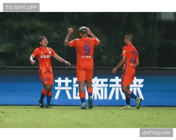山东泰山近期联赛表现稳定，两连胜保持榜首位置